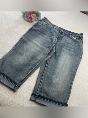 Cato Women's Cropped Jeans in Washed Blue Denim~ Size 16 ~ Dress Up your Casual
